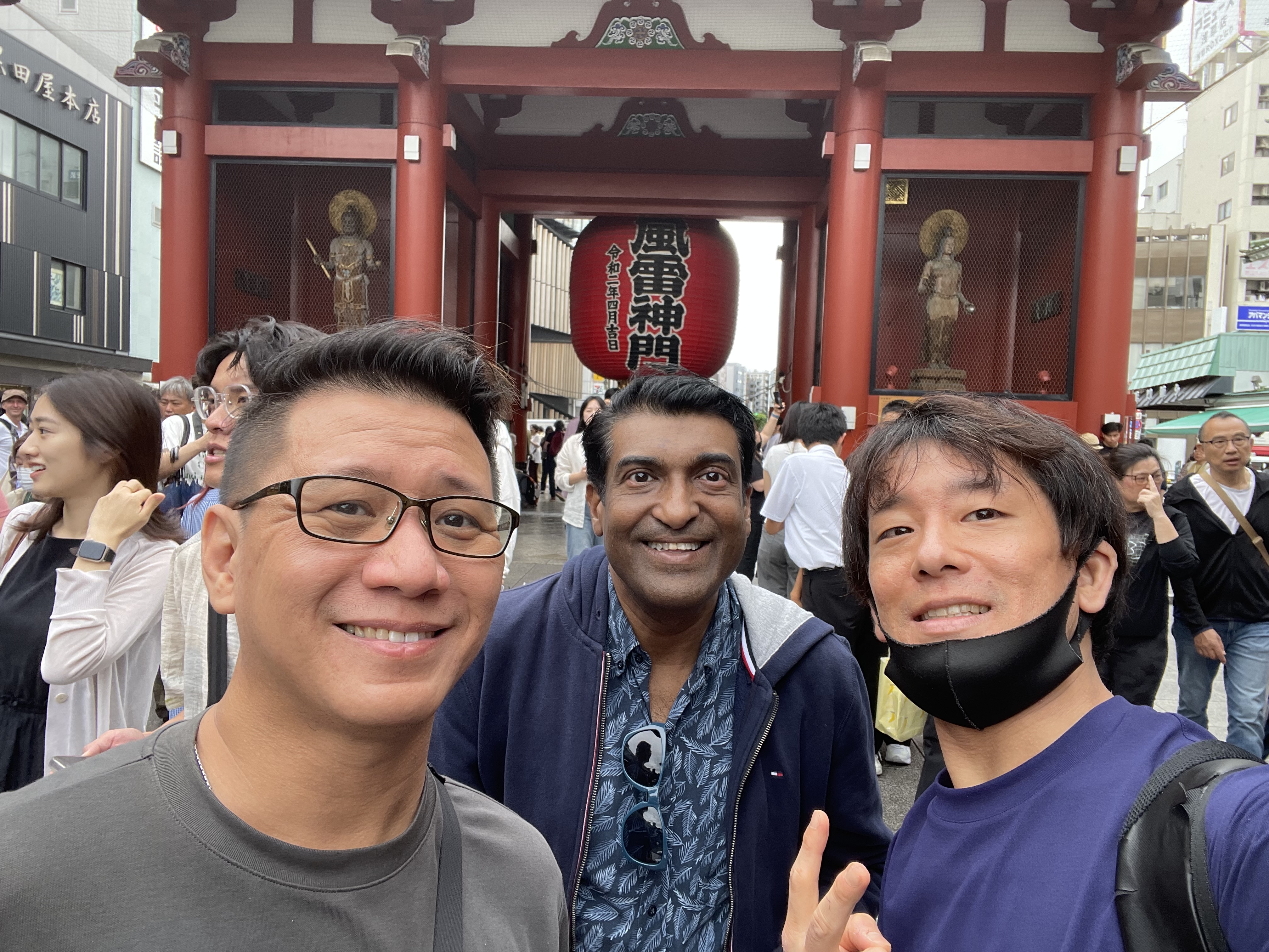 Private guide Mao with guests at Senso-ji